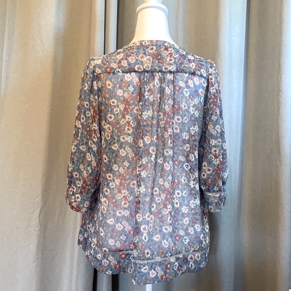 NWOT - Staring At Stars Sheer Flowy Blue Floral V-neck Blouse Size Small - Picture 5 of 15
